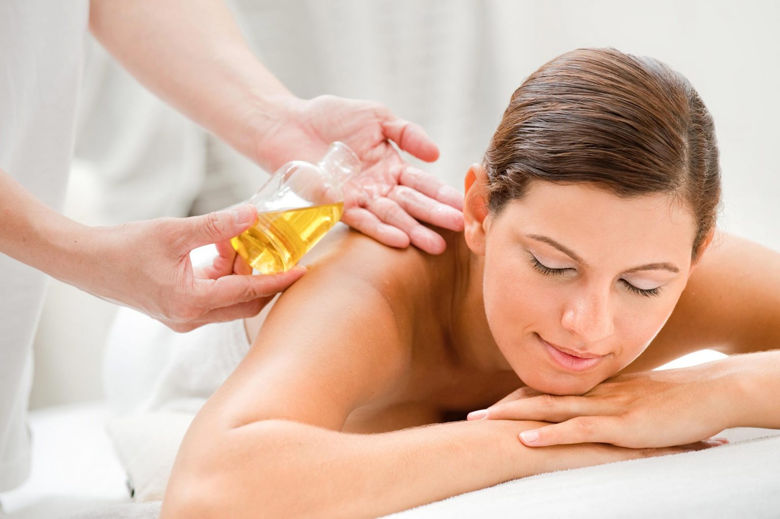 Massage product. Массажные средства. Массаж с эфирными маслами. Массаж аромамаслами. Ароматерапия в косметологии.